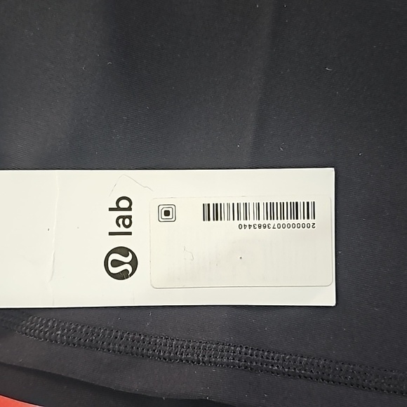 * NWT Lululemon Lab Limited Edition Exclusive Union Crop - Size 4 - Black - Picture 3 of 9